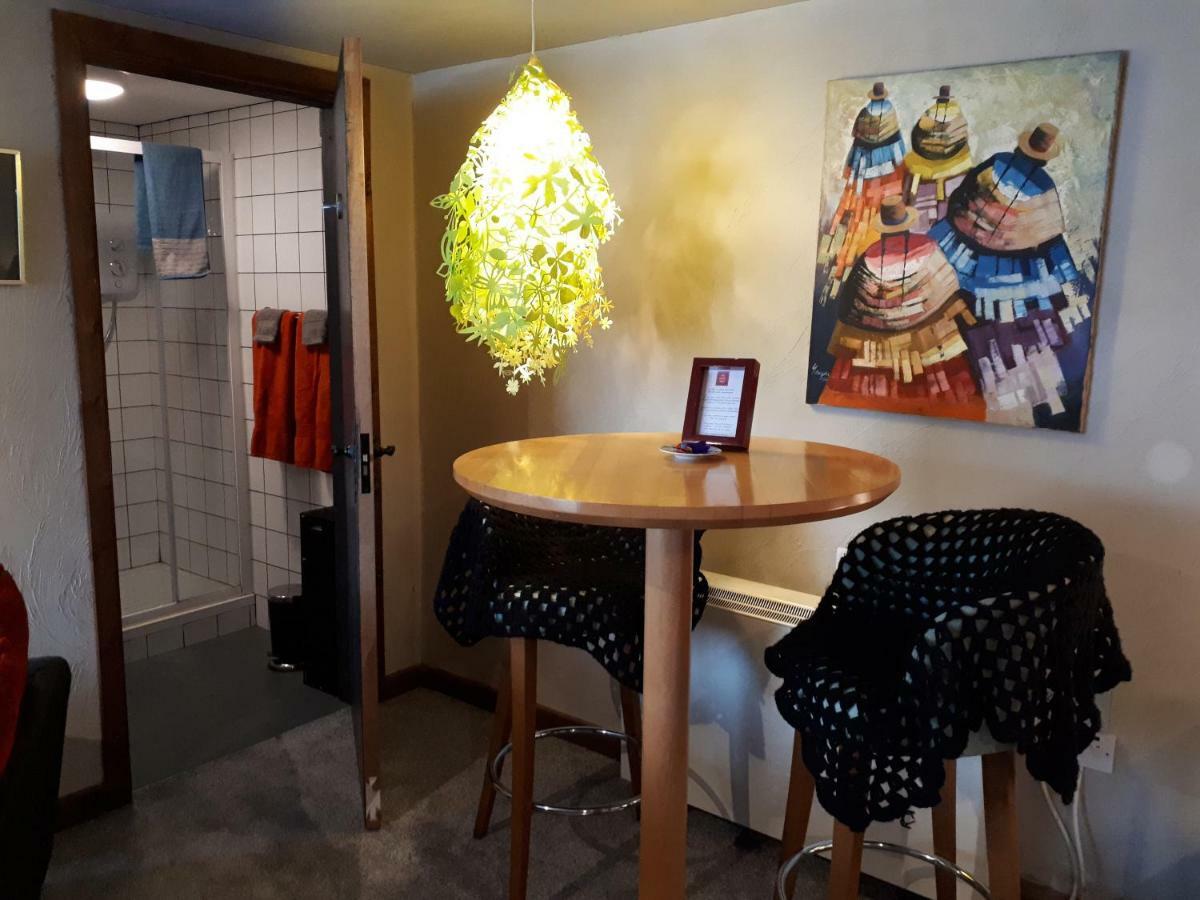 The Village Studio Apartments โม๊ท ภายนอก รูปภาพ
