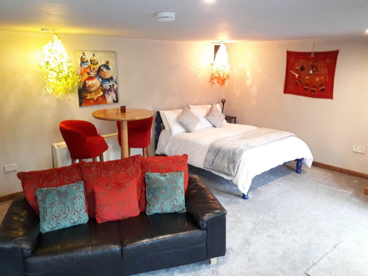 The Village Studio Apartments โม๊ท ภายนอก รูปภาพ