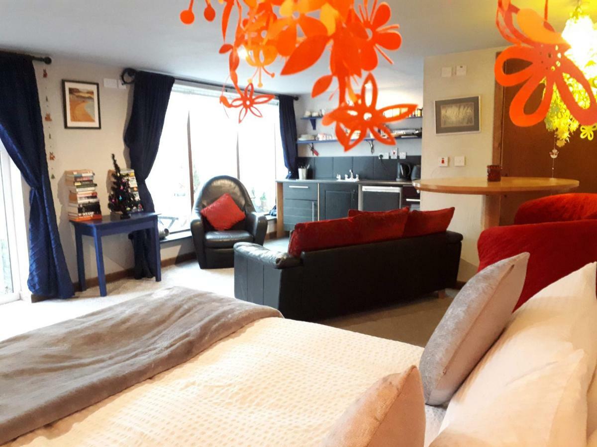 The Village Studio Apartments โม๊ท ภายนอก รูปภาพ